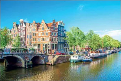 Combien de minutes de silence sont observées tous les 4 mai ?