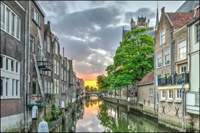 Lequel de ces pays borde ce pays à l'est ?