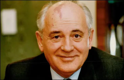 Août : Mikhaïl Gorbatchev portait sur le front ce qu'on appelle vulgairement ''une tache de vin''. Quel nom lui donne les médecins ?
