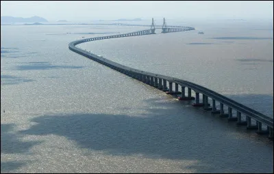 Ville : Combien de kilomètres fait le pont de Donghai qui relie Shanghai aux îles Yangshan ?