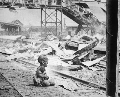 Histoire : Comment s'appelle cette célèbre photographie montrant un bébé chinois pleurant au milieu des ruines d'une gare de Shanghai en 1937, après une attaque aérienne japonaise ?