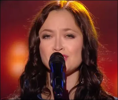 En juillet a eu lieu le célèbre défilé du 14 juillet et pour l'occasion, Candice Parise a clôturé ce défilé par :