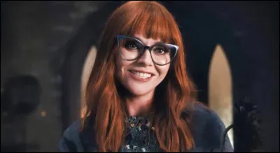 Quel livre la professeure de Mercredi lui offre-t-elle ?