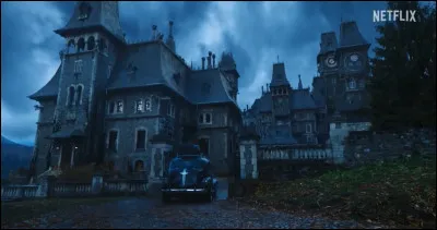 Comment s'appelle l'école de Mercredi ?