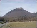Volcan en sommeil de la chane des Puys, ce sommet culmine  1 465m. En Auvergne c'est ...