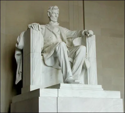 Monument : Combien de colonnes composent le Lincoln Memorial ?
