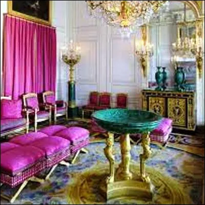 Quel min&eacute;ral qui a, selon Pline l�Ancien, "la nuance du bl&eacute; en herbe, dans sa verdure la plus fra&icirc;che", a permis de fabriquer des objets d&eacute;corant le salon de l�empereur du ch&acirc;teau de Versailles ?