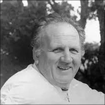 Quel g&acirc;teau invent&eacute; par le p&acirc;tissier Alexandre Micka est une brioche au sucre fendue garnie d�un m&eacute;lange de deux cr&egrave;mes ?