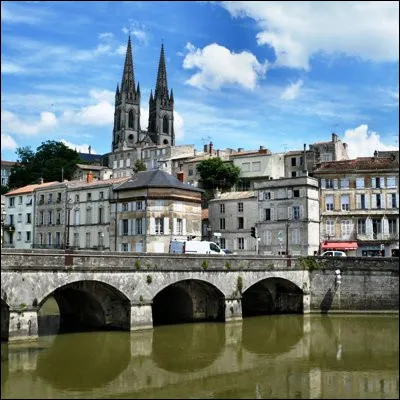 Quel type de lieu g&eacute;ographique a donn&eacute; son nom aux villes de Niort et Chambord ?