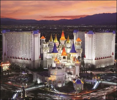 Lieu d'exception : Comment s'appelle cet hôtel de Las Vegas à l'architecture si singulière ?