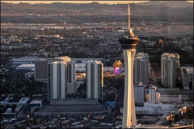 Monument : Comment s'appelle cette tour qui sert aussi d'attraction à sensations ?