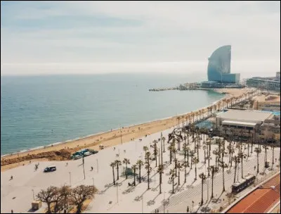 Ville : Comment s'appelle le c&eacute;l&egrave;bre quartier baln&eacute;aire de Barcelone o&ugrave; l'on trouve les plages ?