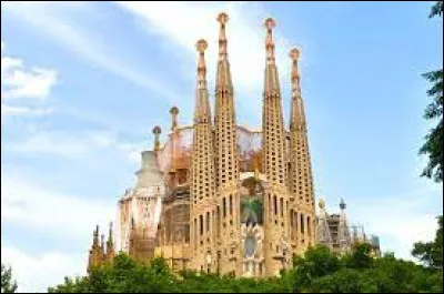 Lieu d'exception : En quelle ann&eacute;e a commenc&eacute; la construction de la Sagrada Familia ?