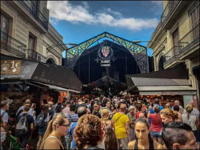 Gastronomie : Comment s'appelle ce march&eacute; couvert tr&egrave;s fr&eacute;quent&eacute; de Barcelone ?