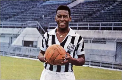 Combien de buts officiels inscrit-il lors de ses 18 saisons passées du côté de Santos ?