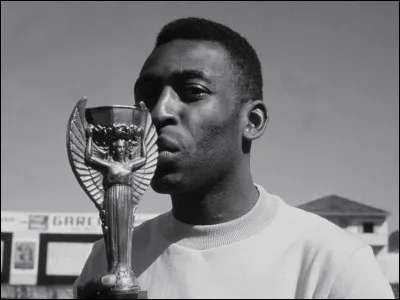 Aujourd'hui meilleur buteur de la sélection brésilienne à égalité avec Neymar, combien de buts a-t-il inscrits pour son pays ?