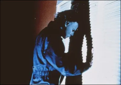 Plus tard, Laurie utilise le fer d'un ceintre pour se défendre, à quel endroit Laurie blesse-t-elle Michael avec ?