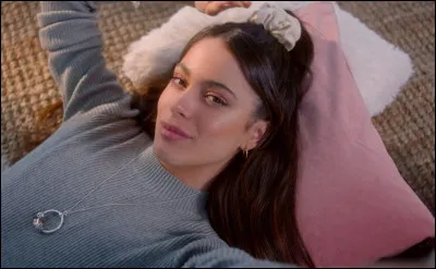 Quelles langues Tini parle-t-elle ?