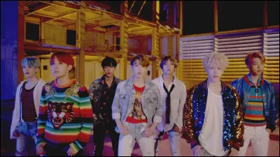 Dans "DNA" qui porte une cravate ?