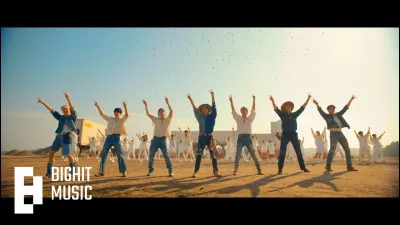 Qui est la première personne qui chante au début de ce MV ?