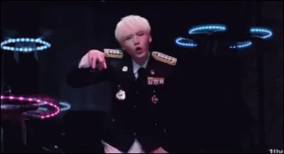 Combien de drones bleus voit-on dans le partie de Suga ?