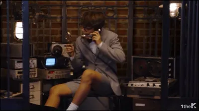 Combien d'objets V a-t-il dans les mains lorsqu'il descend de l'ascenseur ?