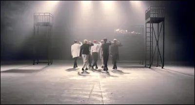 À la fin du MV qui est au centre ?