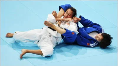Au judo, il est possible de réaliser des étranglements ou des clés de bras.