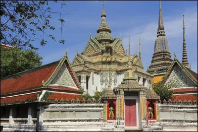Lieu d'exception : Quelle est la particularité de la statue de Bouddha qui se trouve à l'intérieur du Wat Pho ?