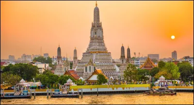 Lieu d'exception : Wat Arun doit son nom au dieu Hindou Aruna. Quel est le symbole de ce dieu ?