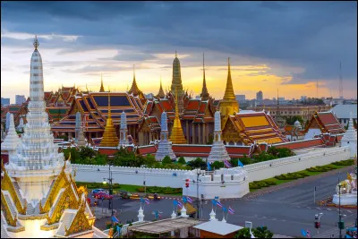 Lieu d'exception : Quelle pierre précieuse donne son nom au temple Wat Phra Kaew ?