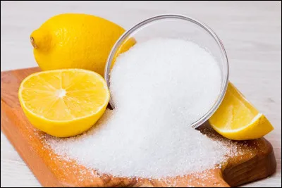 Sous quel nom connait-on l'acide ascorbique ?