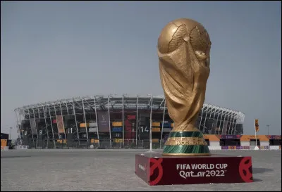 De novembre à décembre 2022 a lieu la 22e édition de la Coupe du monde de football, se déroulant au Qatar. Une Coupe du monde loin d'être privée des polémiques. Quel pays remporte la compétition ?