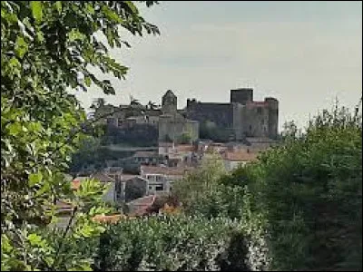 Village de l'arrondissement d'Issoire, perché sur un éperon basaltique, Chalus se situe dans le département ...