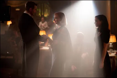 Guillermo Del Toro dirige un casting prestigieux (Cooper, Blanchett, Mara, Dafoe, Collette et Perlman) dans une histoire avec des êtres étranges et manipulateurs. Quel est ce film ?