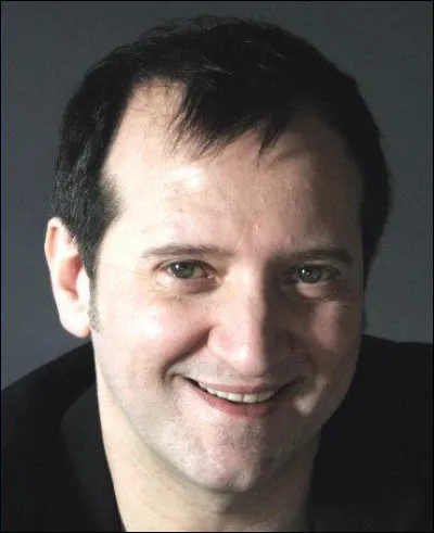 Qui interprète le rôle du Père Cyril ?