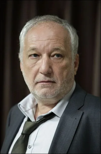 Qui interprète le rôle d'Étienne ?