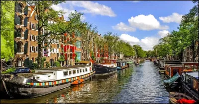 Quelle ville est surnommée "La Venise du Nord" ?