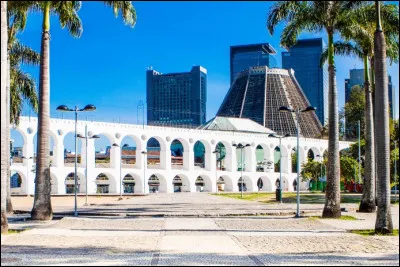 Quelle ville est surnommée "La ville merveilleuse" ?