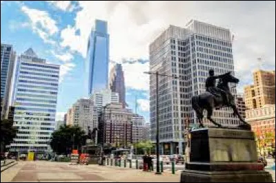 Quelle ville est surnommée "La ville de l'amour fraternel" ?