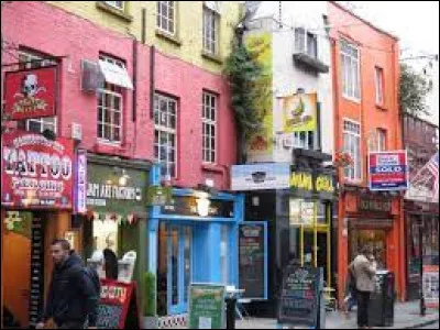 Quelle ville est surnommée "La ville aux 1001 portes colorées" ?