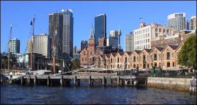 Quelle ville est surnommée "The Harbour city" ?