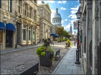 Quelle ville est surnommée "La ville aux mille cloches" ?