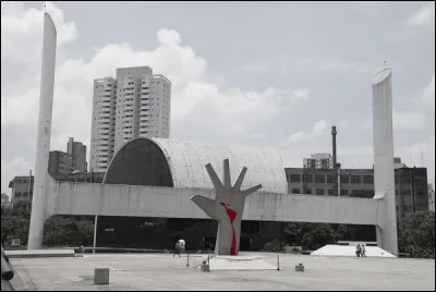 Quelle ville est surnommée "La jungle de béton" ?