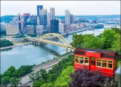 Quelle ville est surnommée "La ville de l'acier" ?