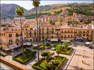 Quelle ville est surnommée "L'heureuse" ?