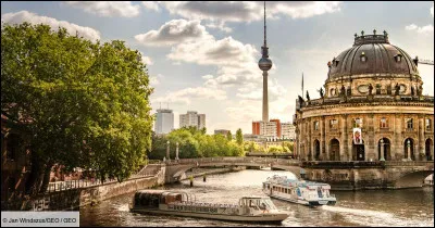 Quelle ville est surnommée "La ville grise" ?