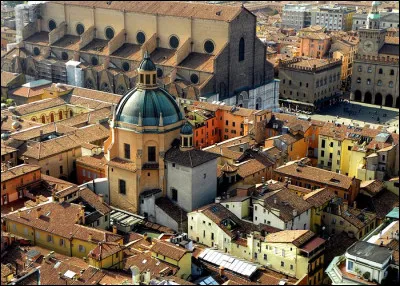 Quelle ville est surnommée "La rouge, l'érudite et la grasse" ?