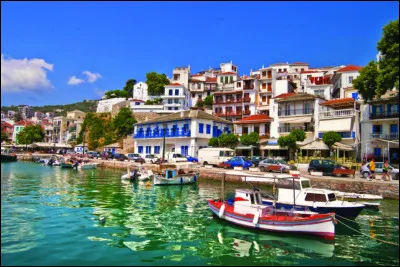 Quelle ville est surnommée "La cité de la couronne violette" ?