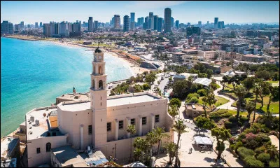 Quelle ville est surnommée "la ville sans pause" ?